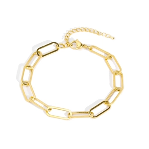Detail of a 18K gold-plated paperclip link bracelet with adjustable chain and lobster clasp