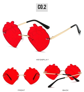 Detailansicht der roten rahmenlosen Erdbeer-Sonnenbrille mit goldenem Metallgestell aus 3 Winkeln