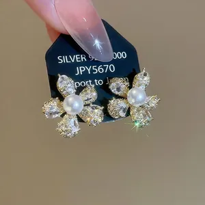 Elegante 925 Silber Blumen Ohrstecker mit zentraler Perle und funkelnden Zirkonia Kristallen