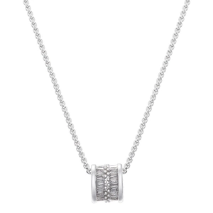 Détail macro du pendentif taille argenté serti de micro-zircones cubiques brillants