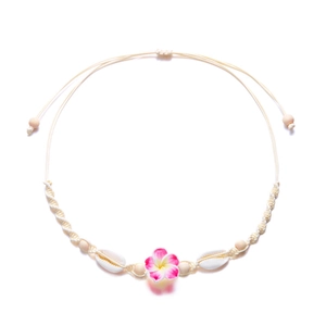 Handgefertigte Muschel-Halskette mit rosa Plumeria-Blüte und Holzperlen für den Sommer