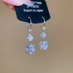 Vue macro de boucles d'oreilles fleurs en cristal avec glands pendants et zircons cubiques
