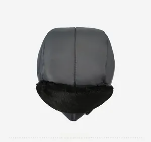 Vue de dessus du chapeau de trappeur gris foncé avec bordure en fourrure synthétique noire