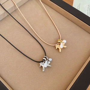 Détail de pendentifs cheval or et argent avec perles et ailes sur boîte à bijoux