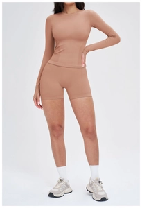 Détail de l'ensemble de sport sans couture camel avec passe-pouces et col rond