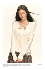 Détail du cardigan en tricot côtelé avec délicats empiècements en dentelle sur les poignets