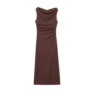 Detail von Wasserfallausschnitt und seitlicher Raffung an diesem braunen Midikleid