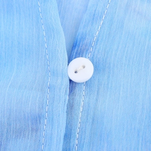 Camicetta in chiffon a fiori con texture in tessuto blu e dettaglio bottone bianco