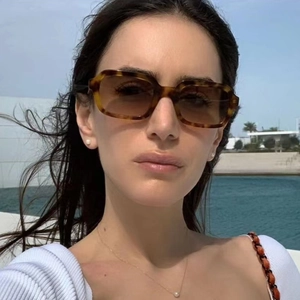 Schicke eckige Sonnenbrille mit Schildpattmuster und braunen Verlaufsgläsern an Model