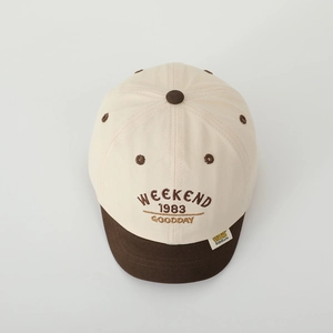 Detailed view of bicolor cotton canvas cap featuring high-quality vintage embroidery