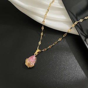 Élégant collier goutte en plaqué or avec cristal rose et pendentif ajouré floral