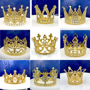 Set di nove corone dorate da principessa con perle e strass su sfondo blu notte