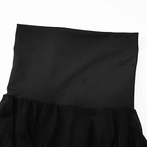 Détail de la taille en maille élastique et du tissu en tulle noir plissé de la robe