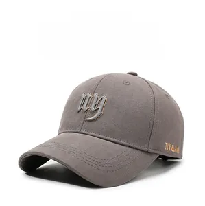 Detailansicht der 3D-Stickerei und Twill-Stoffstruktur auf einer dunkelgrauen Baseballkappe