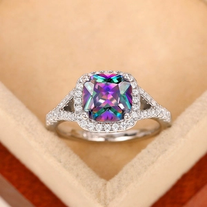 Macrodetail van luxe vierkante mystieke regenboogsteen met halo-diamantzetting op ring