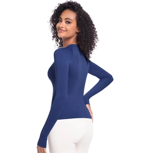 Dettaglio della maglia sportiva blu navy a maniche lunghe in tessuto a compressione