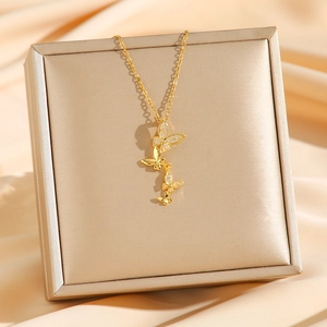 Collier papillon doré élégant avec pendentifs en zircon sur fond de soie