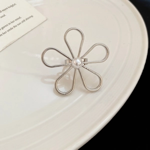 Detail eines silbernen Blumenrings mit Perle und offenem Fünf-Blatt-Design
