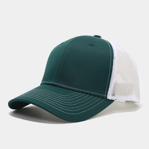 Detail van groene trucker pet met wit gaas en versterkte stiksels op de klep