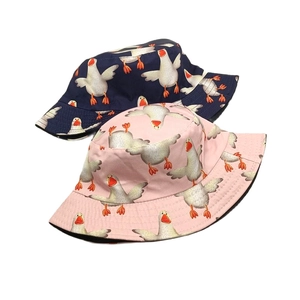 Chapeau bob enfant avec motif pingouin en bleu marine et rose pour le soleil
