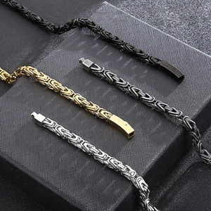Détail de bracelets byzantins en acier inoxydable en finitions or, argent et noir