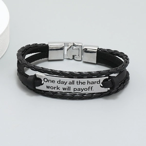 Herren Armband aus geflochtenem schwarzem Leder mit gravierter silberner Motivationsplatte