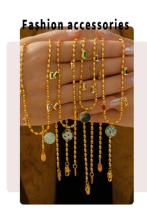 Gros plan de colliers à billes dorés avec zircons colorés et pendentifs en pierre
