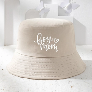 Détail du bob en coton beige avec imprimé blanc boy mom et bordure à surpiqûres