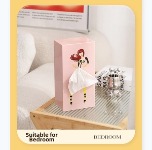 Vue détaillée de la boîte à mouchoirs rose avec illustration de fille de dessin animé