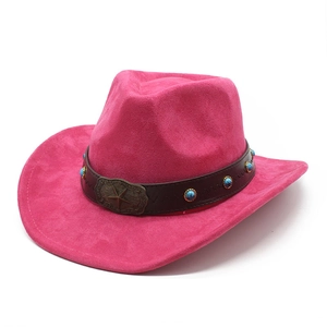 Detail eines pinken Wildleder-Cowboyhuts mit Türkis-Lederband und Stern-Schnalle