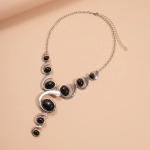 Détail du collier spirale argenté avec pierres ovales noires et fermoir mousqueton