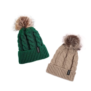Bonnets en tricot torsadé vert et beige avec pompon en fourrure et étiquette Freedom