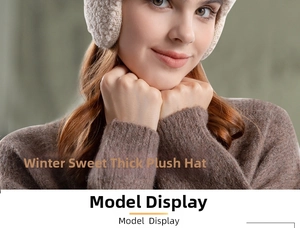 Λεπτομερής κοντινή λήψη χειμερινού βελούδινου σκούφου με προστασία αυτιών και λογότυπο H