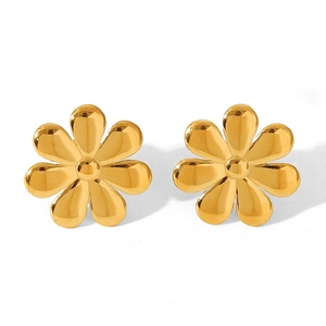 Vue détaillée de boucles d'oreilles marguerites en acier inoxydable doré sur fond blanc