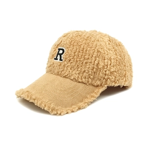 Vue détaillée de la casquette en polaire peluche kaki avec écusson lettre R brodé