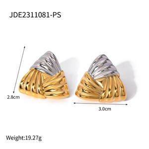 Detail view of two-tone triangle earrings with dimensions 3.0x2.8cm and 19.27g weight