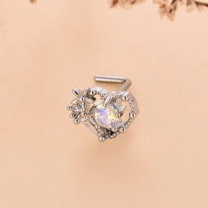 Dettaglio del piercing naso a L in argento con design a cuore e cristallo iridescente