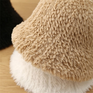 Dettaglio di cappelli bucket in pelliccia sintetica beige, bianchi e neri su legno