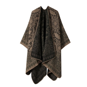 Braunes und schwarzes Paisley-Strick-Cape mit dickem Stoff und filigranem Muster
