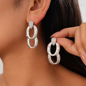 Vintage silver double-ring earrings with zircon stone and hammered texture on model