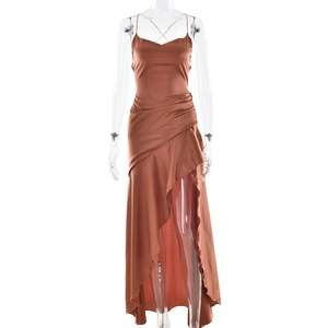 Détail de la robe de soirée en satin caramel avec fente haute et taille cintrée élégante