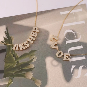 Goldene Halsketten mit zirkonia-besetzten Buchstaben AKS und LOVE an feinen O-Ketten