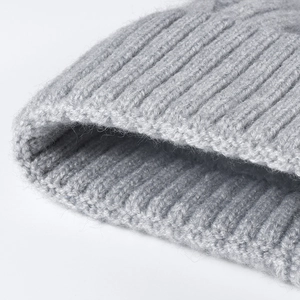 Bonnet d'hiver chic en maille côtelée pour femme avec mélange de laine grise et pompon