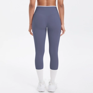 Détail des coutures en V au dos et taille contrastée blanche sur legging de yoga bleu ardoise
