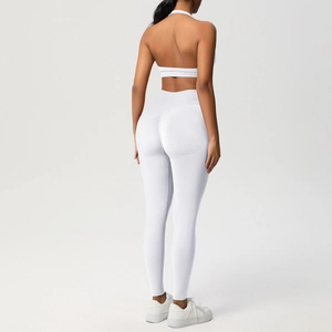 Vista posteriore di leggings yoga bianchi a vita alta e reggiseno sportivo allacciato al collo