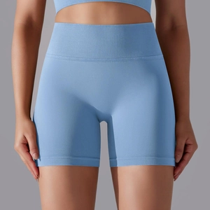 Détail du short de yoga bleu sans couture montrant la texture côtelée et la taille haute