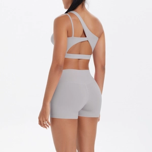 Rückansicht des grauen Ein-Schulter-Sport-Bras und der hoch taillierten Yoga-Shorts