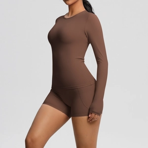 Détail du tissu brossé doux sur le haut de yoga à manches longues et le short de sport