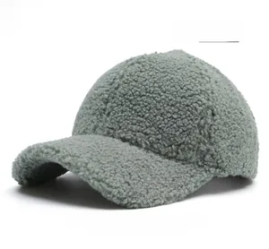 Détail de casquette en laine d'agneau gris bleu avec visière courbée et tissu texturé