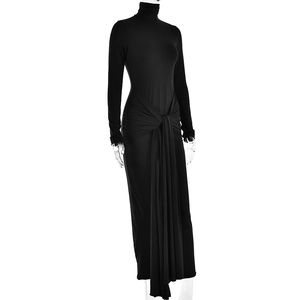 Détail d'une robe maxi noire à col montant avec manches longues et nœud drapé à la taille